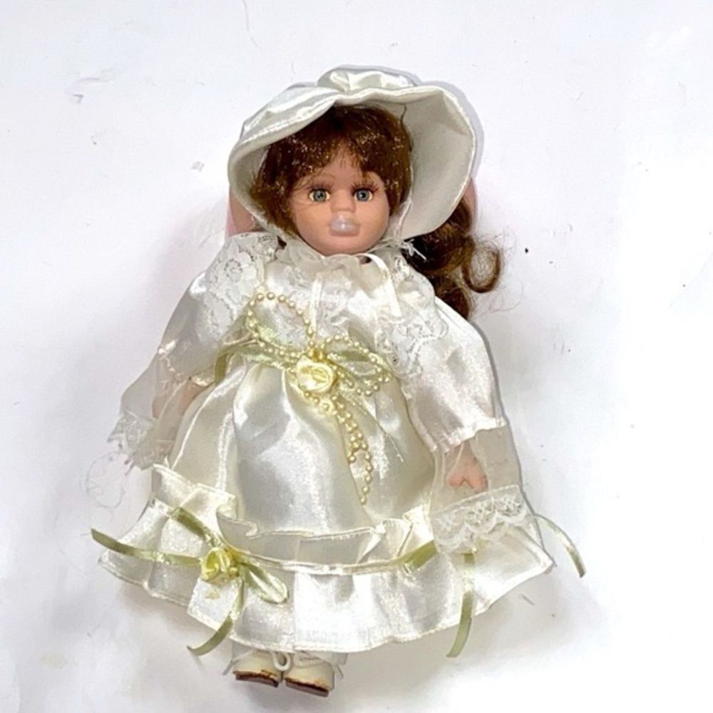 VTG,Elegant Cream Porcelain Doll with Hat Collectable